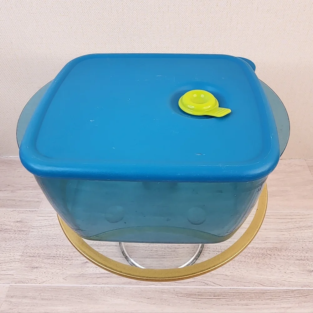 Tupperware Vent And Serve Microwavable Containter
